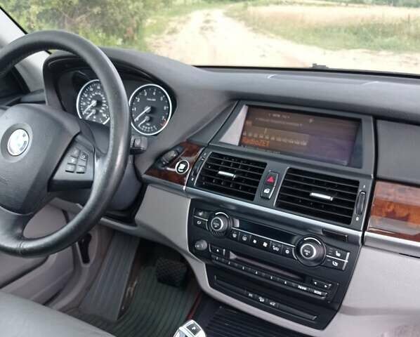 Серый БМВ Х5, объемом двигателя 3 л и пробегом 400 тыс. км за 11400 $, фото 27 на Automoto.ua