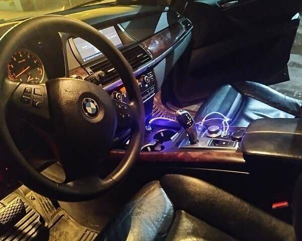 Серый БМВ Х5, объемом двигателя 3 л и пробегом 390 тыс. км за 11500 $, фото 1 на Automoto.ua