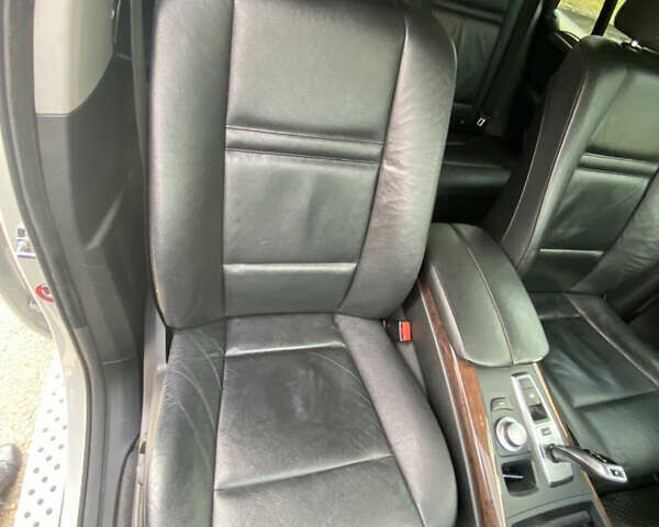 Серый БМВ Х5, объемом двигателя 3 л и пробегом 237 тыс. км за 13700 $, фото 19 на Automoto.ua