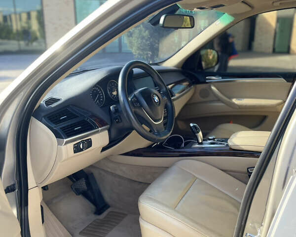 Серый БМВ Х5, объемом двигателя 3 л и пробегом 327 тыс. км за 10400 $, фото 6 на Automoto.ua