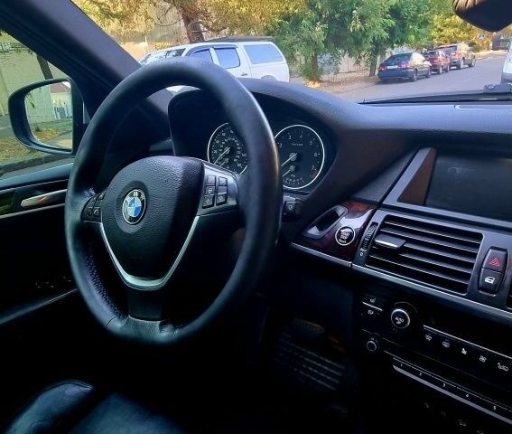 Серый БМВ Х5, объемом двигателя 3 л и пробегом 370 тыс. км за 8900 $, фото 3 на Automoto.ua