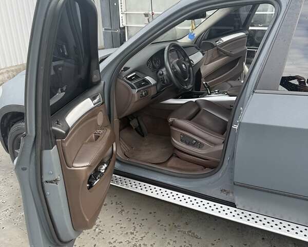 Серый БМВ Х5, объемом двигателя 3 л и пробегом 370 тыс. км за 15800 $, фото 10 на Automoto.ua