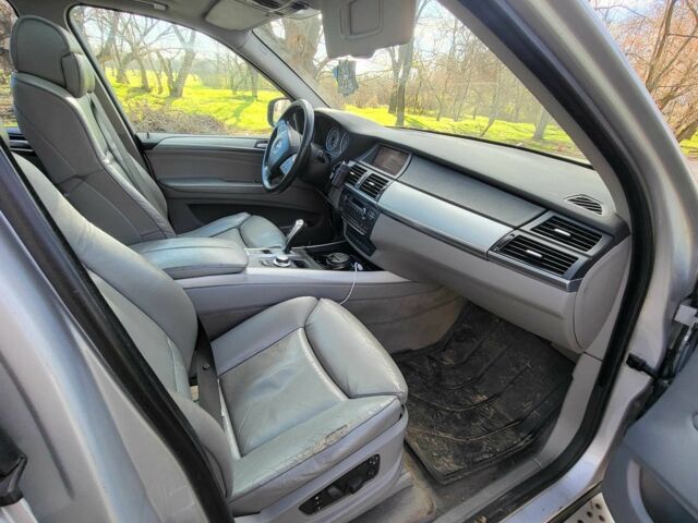 Серый БМВ Х5, объемом двигателя 3 л и пробегом 358 тыс. км за 6800 $, фото 1 на Automoto.ua