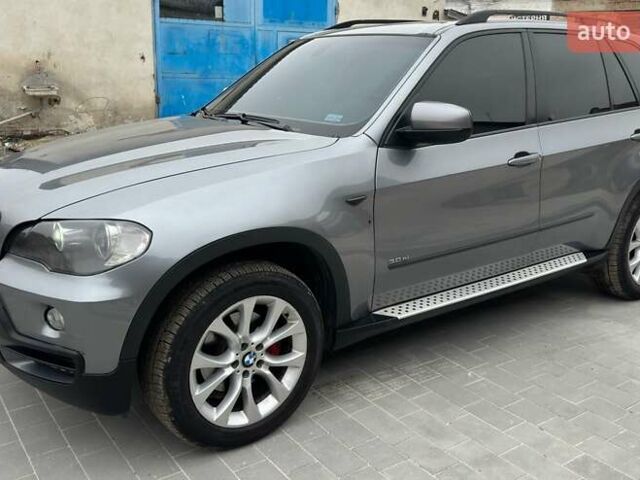Серый БМВ Х5, объемом двигателя 3 л и пробегом 240 тыс. км за 11000 $, фото 1 на Automoto.ua