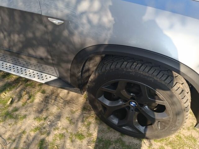 Серый БМВ Х5, объемом двигателя 3 л и пробегом 250 тыс. км за 12500 $, фото 1 на Automoto.ua