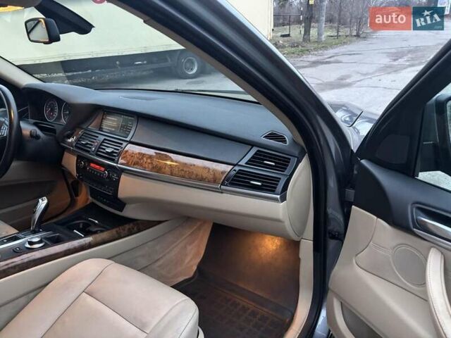 Серый БМВ Х5, объемом двигателя 3 л и пробегом 335 тыс. км за 14000 $, фото 10 на Automoto.ua