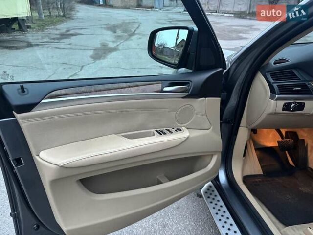 Серый БМВ Х5, объемом двигателя 3 л и пробегом 335 тыс. км за 14000 $, фото 7 на Automoto.ua