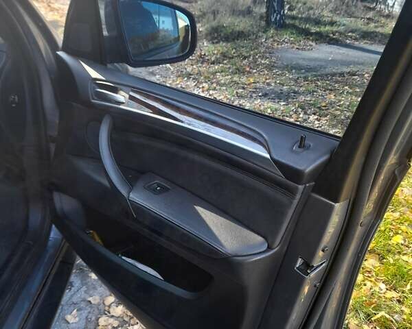 Серый БМВ Х5, объемом двигателя 3 л и пробегом 160 тыс. км за 17300 $, фото 38 на Automoto.ua