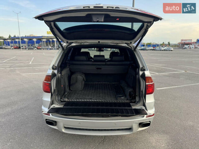 Серый БМВ Х5, объемом двигателя 3 л и пробегом 348 тыс. км за 17900 $, фото 1 на Automoto.ua