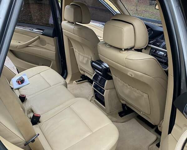 Серый БМВ Х5, объемом двигателя 3 л и пробегом 349 тыс. км за 10500 $, фото 13 на Automoto.ua