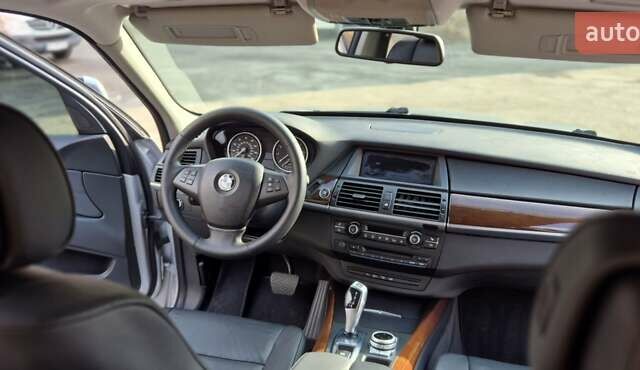 Серый БМВ Х5, объемом двигателя 3 л и пробегом 267 тыс. км за 11200 $, фото 5 на Automoto.ua