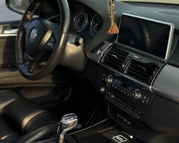 Серый БМВ Х5, объемом двигателя 3 л и пробегом 348 тыс. км за 17900 $, фото 26 на Automoto.ua