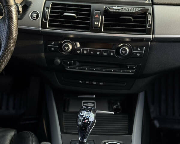 Серый БМВ Х5, объемом двигателя 3 л и пробегом 348 тыс. км за 17900 $, фото 27 на Automoto.ua