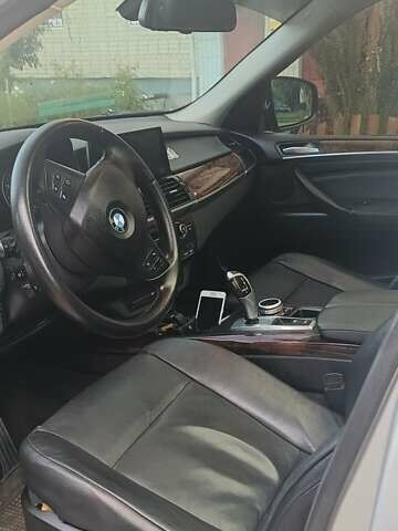Серый БМВ Х5, объемом двигателя 3 л и пробегом 350 тыс. км за 269 $, фото 14 на Automoto.ua