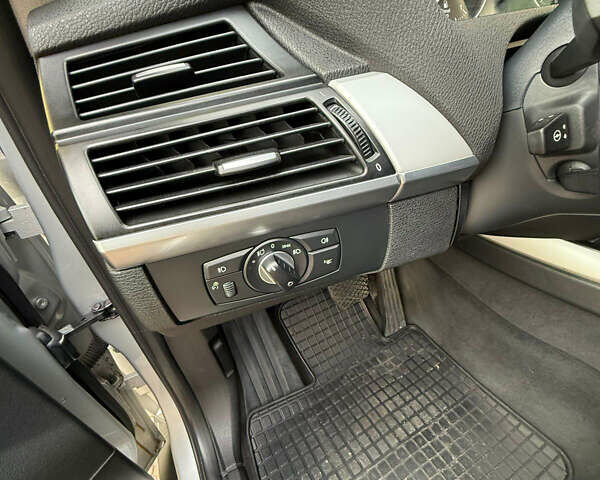 Серый БМВ Х5, объемом двигателя 3 л и пробегом 300 тыс. км за 17500 $, фото 1 на Automoto.ua