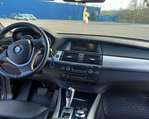 Серый БМВ Х5, объемом двигателя 2.99 л и пробегом 290 тыс. км за 18000 $, фото 4 на Automoto.ua