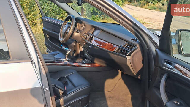 Серый БМВ Х5, объемом двигателя 3 л и пробегом 215 тыс. км за 15300 $, фото 5 на Automoto.ua