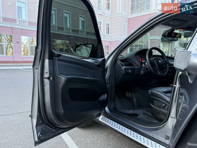 Серый БМВ Х5, объемом двигателя 3 л и пробегом 297 тыс. км за 15700 $, фото 25 на Automoto.ua