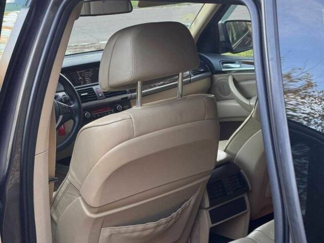 Серый БМВ Х5, объемом двигателя 3 л и пробегом 270 тыс. км за 5000 $, фото 2 на Automoto.ua