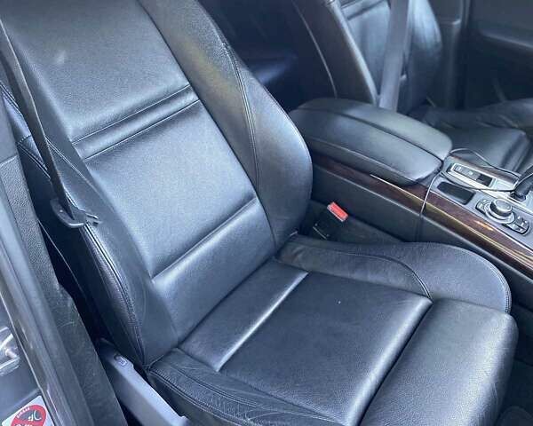 Серый БМВ Х5, объемом двигателя 3 л и пробегом 231 тыс. км за 18800 $, фото 5 на Automoto.ua
