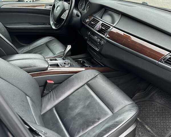 Серый БМВ Х5, объемом двигателя 2.98 л и пробегом 210 тыс. км за 12500 $, фото 17 на Automoto.ua
