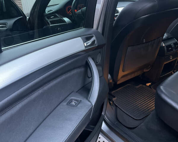 Серый БМВ Х5, объемом двигателя 3 л и пробегом 286 тыс. км за 16900 $, фото 26 на Automoto.ua