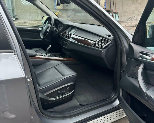 Сірий БМВ Х5, об'ємом двигуна 2.98 л та пробігом 187 тис. км за 16000 $, фото 4 на Automoto.ua