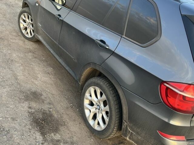 Серый БМВ Х5, объемом двигателя 3 л и пробегом 415 тыс. км за 14000 $, фото 4 на Automoto.ua