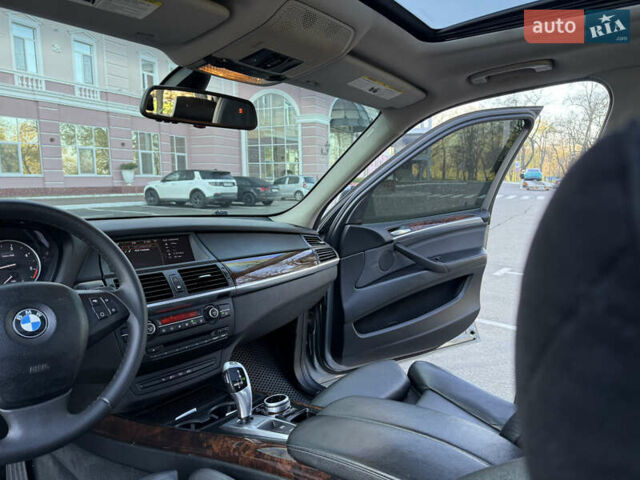 Серый БМВ Х5, объемом двигателя 3 л и пробегом 297 тыс. км за 15700 $, фото 39 на Automoto.ua