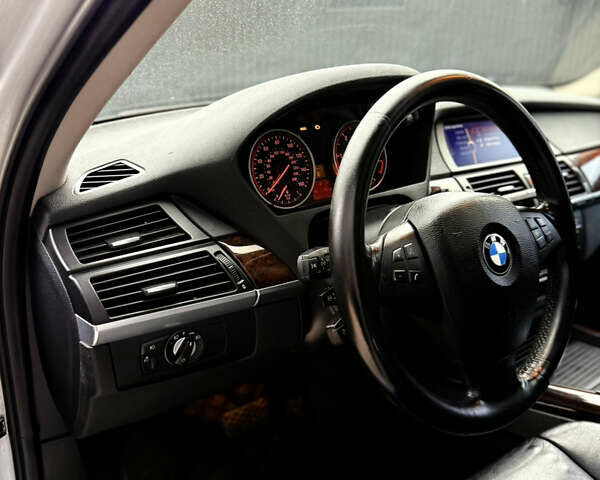 Сірий БМВ Х5, об'ємом двигуна 3 л та пробігом 298 тис. км за 15900 $, фото 56 на Automoto.ua