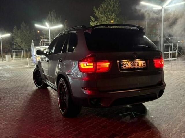 Серый БМВ Х5, объемом двигателя 3 л и пробегом 190 тыс. км за 16000 $, фото 2 на Automoto.ua