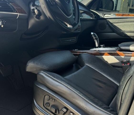 Серый БМВ Х5, объемом двигателя 3 л и пробегом 235 тыс. км за 18000 $, фото 4 на Automoto.ua