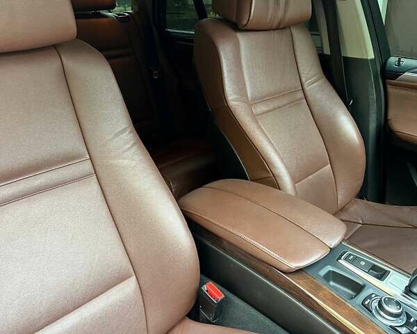 Серый БМВ Х5, объемом двигателя 2.98 л и пробегом 279 тыс. км за 10900 $, фото 5 на Automoto.ua