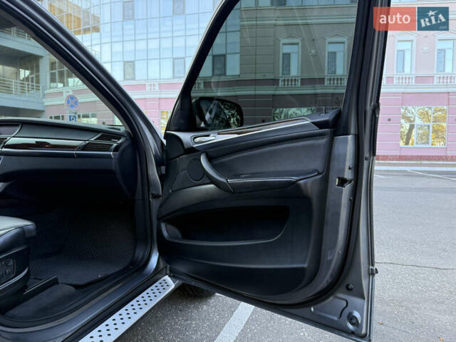 Серый БМВ Х5, объемом двигателя 3 л и пробегом 297 тыс. км за 15700 $, фото 31 на Automoto.ua