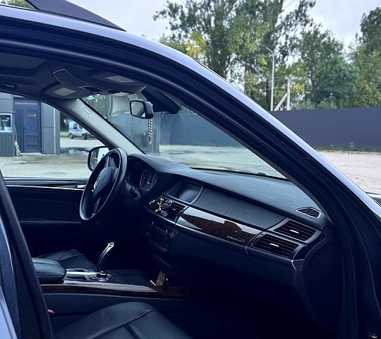 Серый БМВ Х5, объемом двигателя 3 л и пробегом 233 тыс. км за 15000 $, фото 4 на Automoto.ua