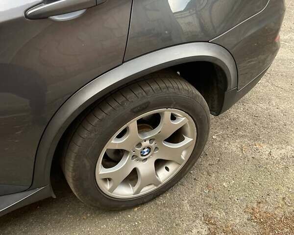 Серый БМВ Х5, объемом двигателя 3 л и пробегом 199 тыс. км за 17900 $, фото 6 на Automoto.ua