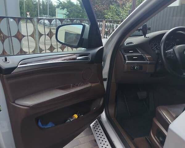 Серый БМВ Х5, объемом двигателя 3 л и пробегом 264 тыс. км за 18150 $, фото 17 на Automoto.ua