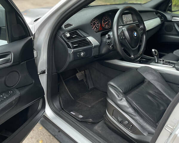 Сірий БМВ Х5, об'ємом двигуна 2.98 л та пробігом 246 тис. км за 13000 $, фото 4 на Automoto.ua