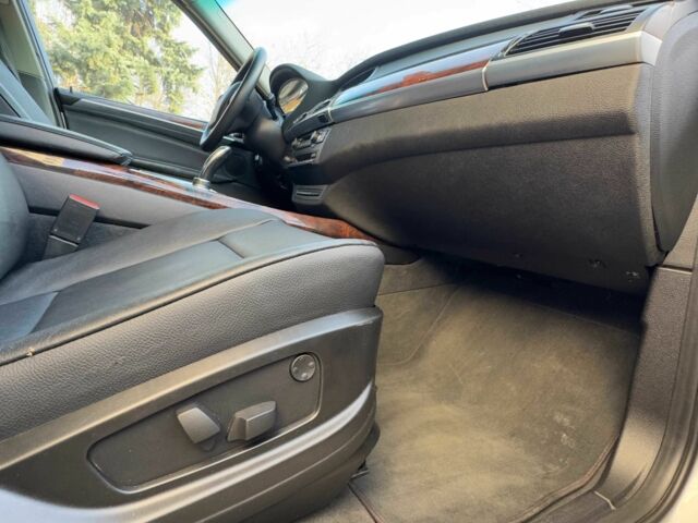 Серый БМВ Х5, объемом двигателя 3 л и пробегом 211 тыс. км за 8500 $, фото 23 на Automoto.ua