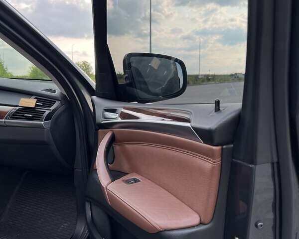Серый БМВ Х5, объемом двигателя 2.99 л и пробегом 295 тыс. км за 19000 $, фото 11 на Automoto.ua