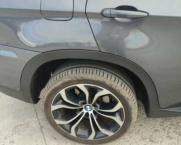 Серый БМВ Х5, объемом двигателя 3 л и пробегом 200 тыс. км за 15900 $, фото 1 на Automoto.ua