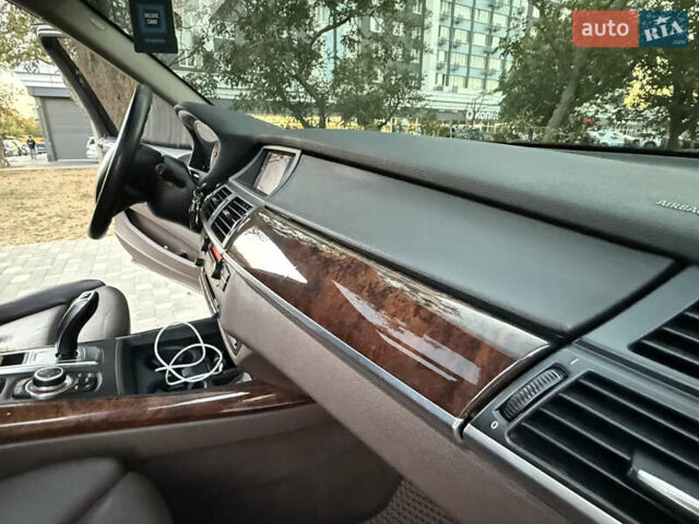 Серый БМВ Х5, объемом двигателя 3 л и пробегом 320 тыс. км за 16700 $, фото 42 на Automoto.ua