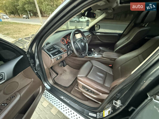 Серый БМВ Х5, объемом двигателя 3 л и пробегом 320 тыс. км за 16700 $, фото 41 на Automoto.ua
