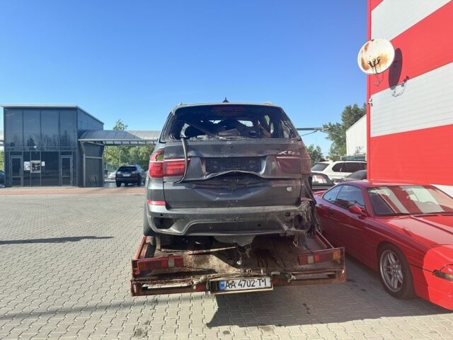 Серый БМВ Х5, объемом двигателя 3 л и пробегом 150 тыс. км за 100 $, фото 2 на Automoto.ua