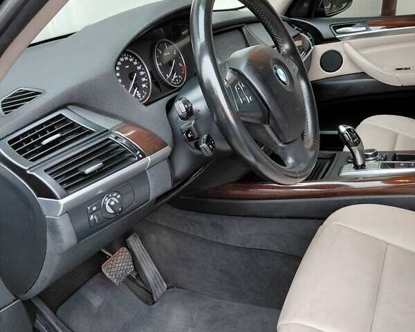 Серый БМВ Х5, объемом двигателя 3 л и пробегом 250 тыс. км за 15700 $, фото 29 на Automoto.ua