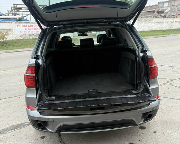 Серый БМВ Х5, объемом двигателя 2.98 л и пробегом 280 тыс. км за 12300 $, фото 18 на Automoto.ua