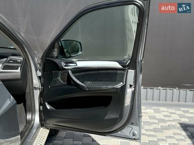 Серый БМВ Х5, объемом двигателя 3 л и пробегом 253 тыс. км за 15700 $, фото 49 на Automoto.ua