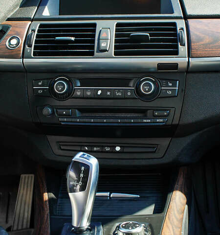 Серый БМВ Х5, объемом двигателя 3 л и пробегом 258 тыс. км за 12950 $, фото 27 на Automoto.ua