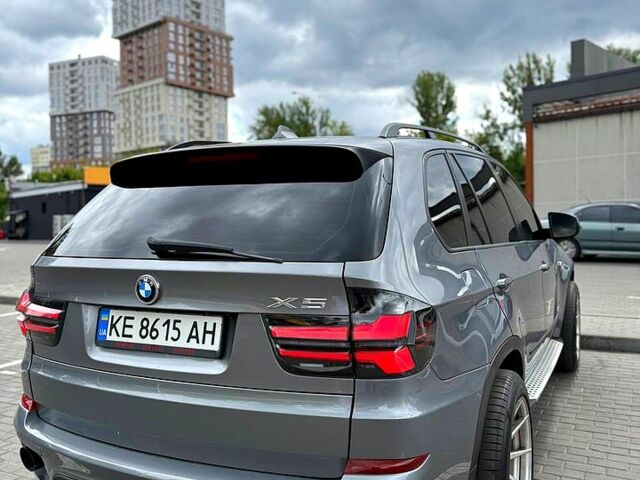 Серый БМВ Х5, объемом двигателя 3 л и пробегом 300 тыс. км за 16000 $, фото 1 на Automoto.ua