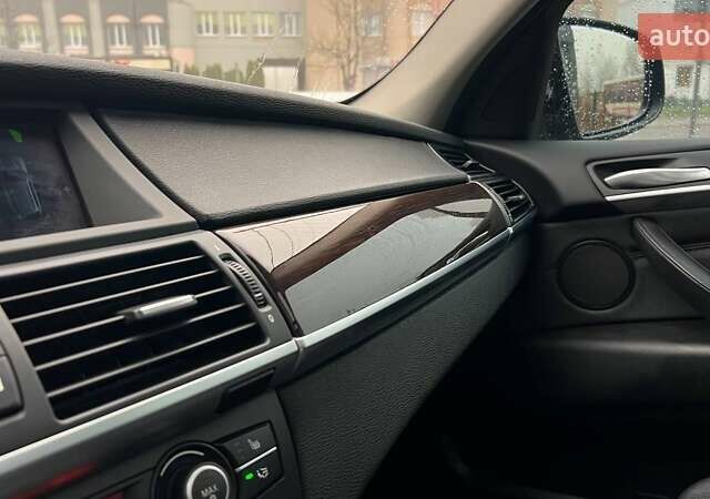 Серый БМВ Х5, объемом двигателя 3 л и пробегом 130 тыс. км за 19950 $, фото 28 на Automoto.ua